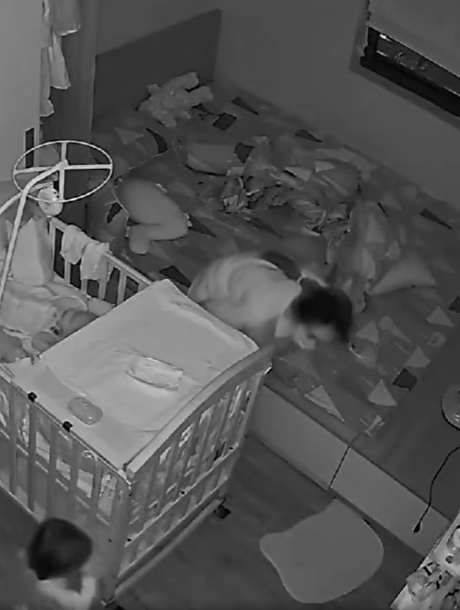 Bé gái 1 tuổi đi tìm mẹ giữa đêm, clip ghi lại cảnh tượng không thể ngờ sau đó khiến hàng triệu người nghẹn lại- Ảnh 2.