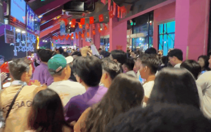 Lý Hải - Minh Hà bị hàng nghìn người bao vây, náo loạn cả một khu phố- Ảnh 2.