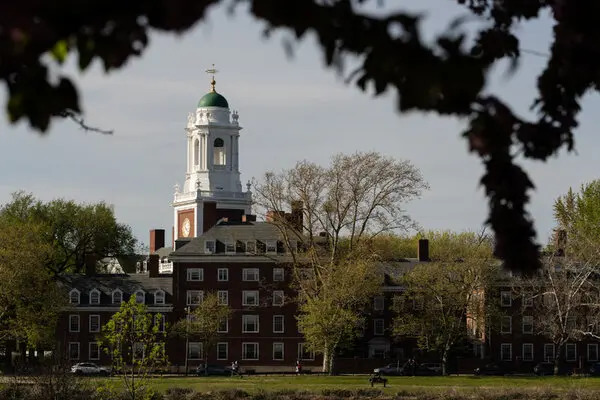 Thực hư thông tin Bộ trưởng Giáo dục Mỹ gửi thư cho ĐH Harvard, phía trường phản ứng bằng cách... chữa chính tả trong thư?- Ảnh 2.
