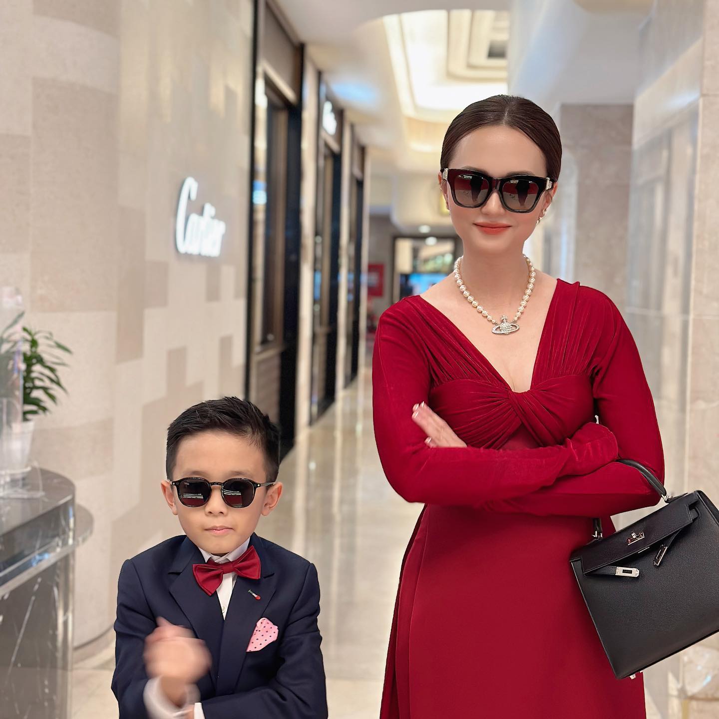 Tiểu thư Hà thành 10 năm lấy chồng cầu thủ: Về quê đảm đang bếp núc, lên phố 