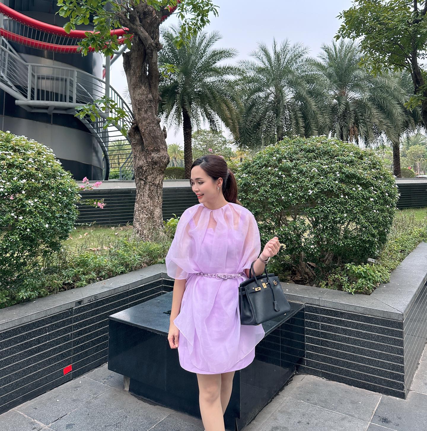 Tiểu thư Hà thành 10 năm lấy chồng cầu thủ: Về quê đảm đang bếp núc, lên phố 