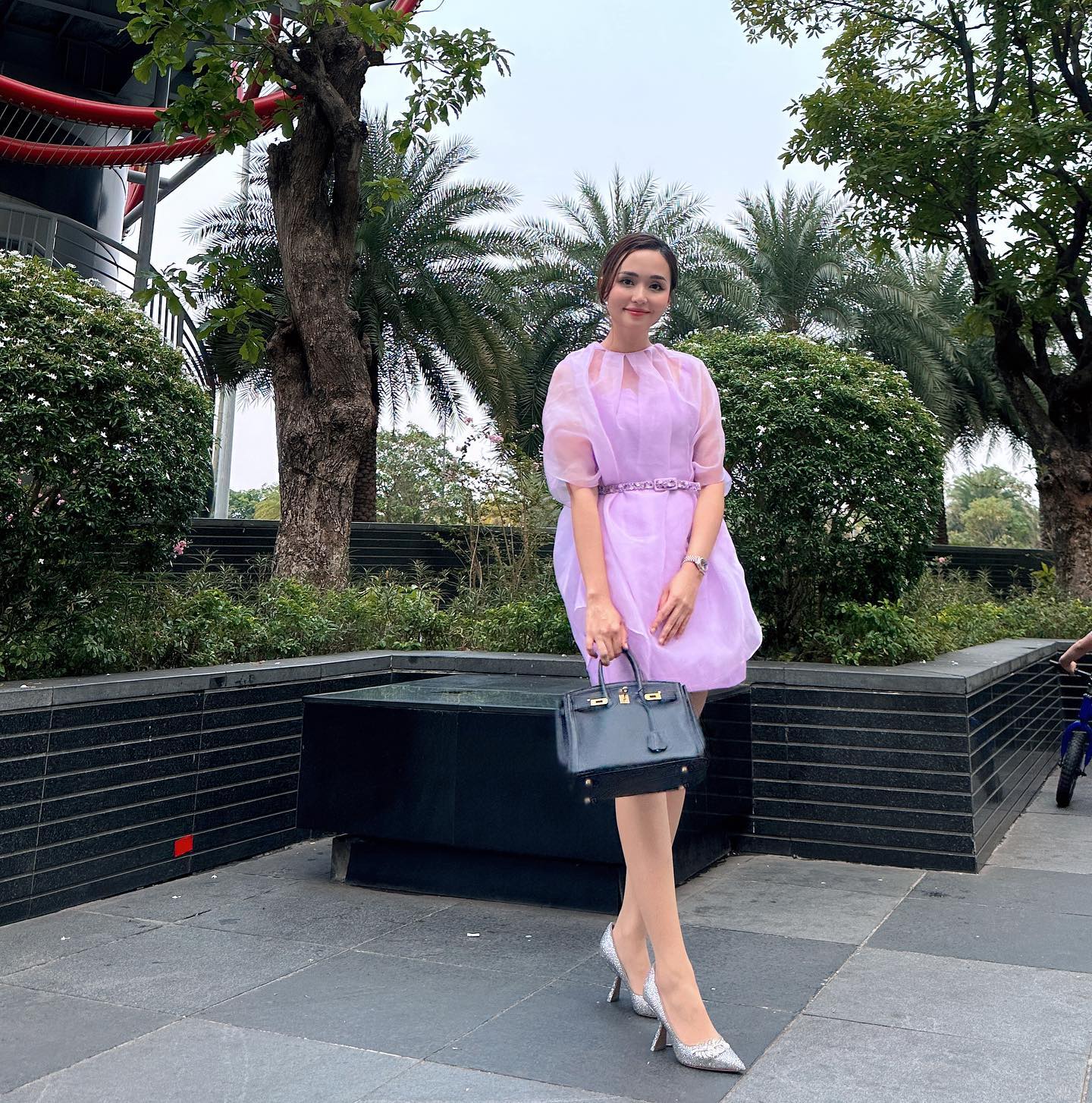 Tiểu thư Hà thành 10 năm lấy chồng cầu thủ: Về quê đảm đang bếp núc, lên phố 