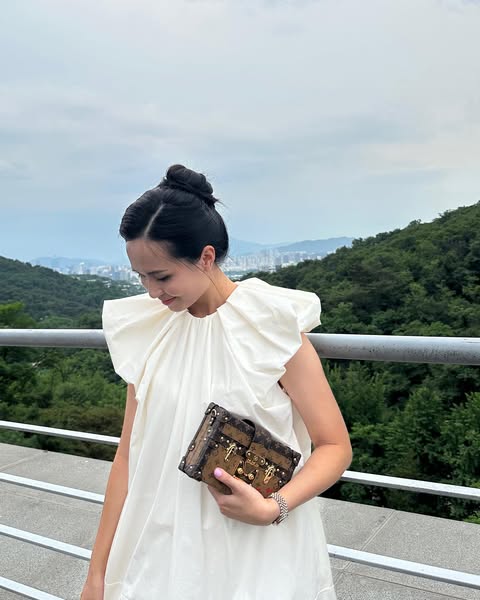 Tiểu thư Hà thành 10 năm lấy chồng cầu thủ: Về quê đảm đang bếp núc, lên phố 