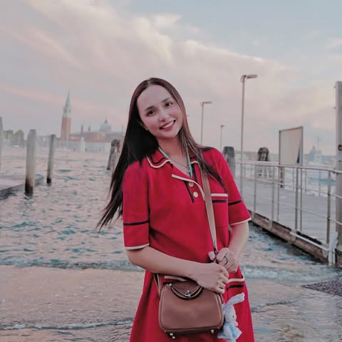 Tiểu thư Hà thành 10 năm lấy chồng cầu thủ: Về quê đảm đang bếp núc, lên phố 