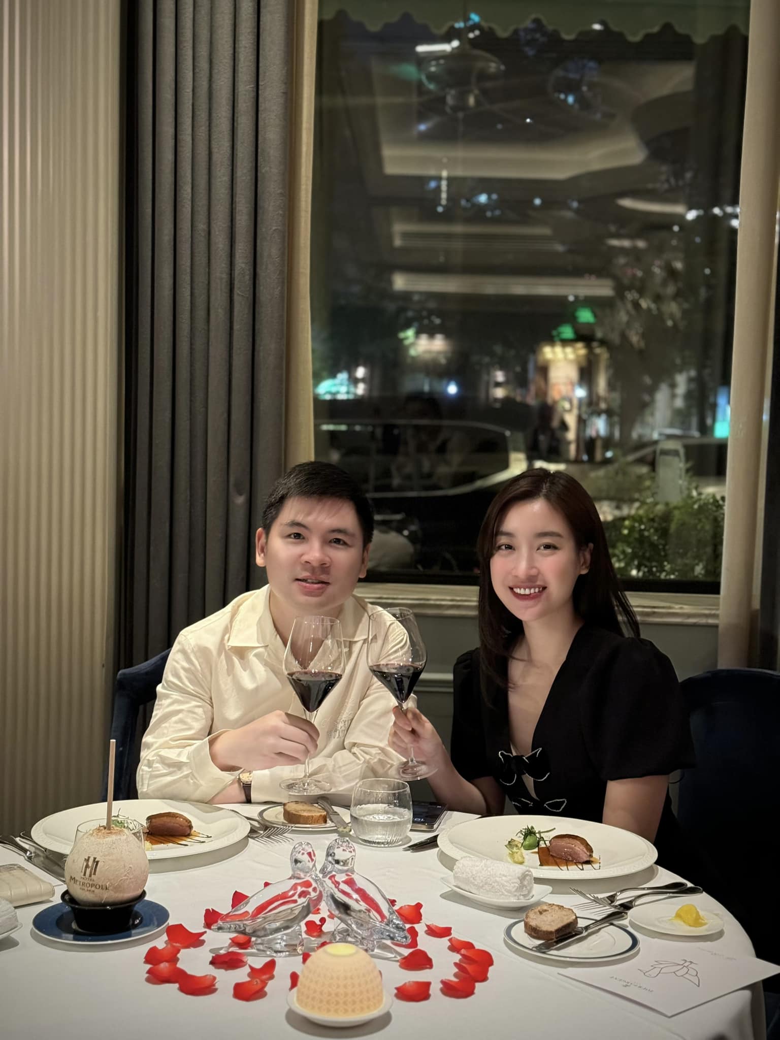 Đỗ Mỹ Linh cùng Chủ tịch Hà Nội FC hẹn hò sang chảnh ở nước ngoài, không quên ái nữ 
