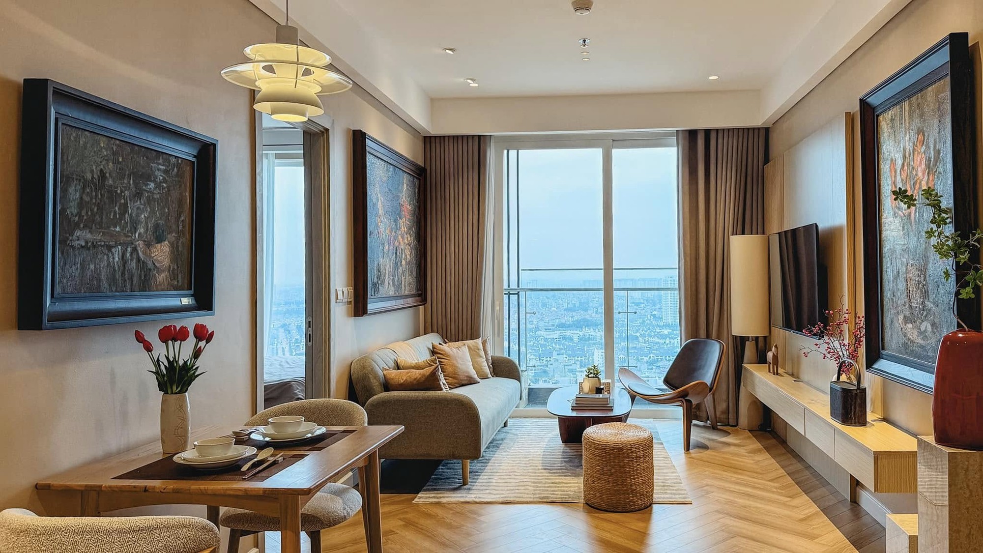 Căn hộ tối giản đậm chất sống an yên giữa lòng Hà Nội của đôi vợ chồng trung niên: Gọn gàng, đủ đầy và ấm áp đến từng góc nhỏ- Ảnh 1.