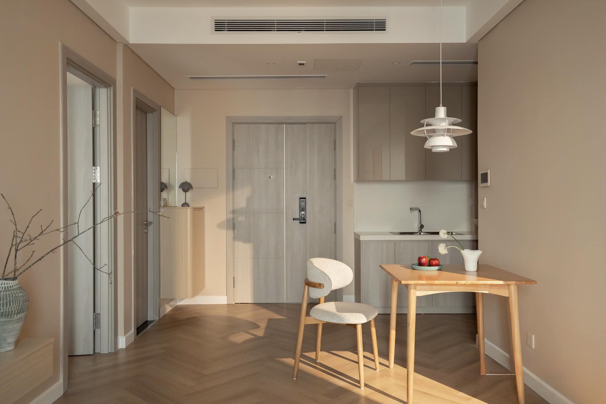 Căn hộ tối giản đậm chất sống an yên giữa lòng Hà Nội của đôi vợ chồng trung niên: Gọn gàng, đủ đầy và ấm áp đến từng góc nhỏ- Ảnh 4.
