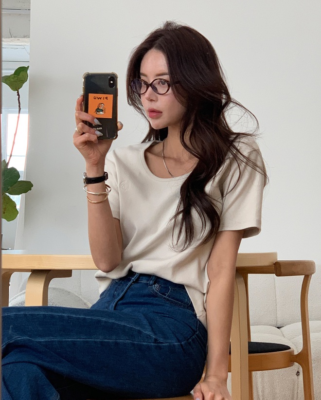 Chị em sẽ mặc đẹp hơn rất nhiều nếu phối 4 mẫu áo này với quần jeans- Ảnh 4.