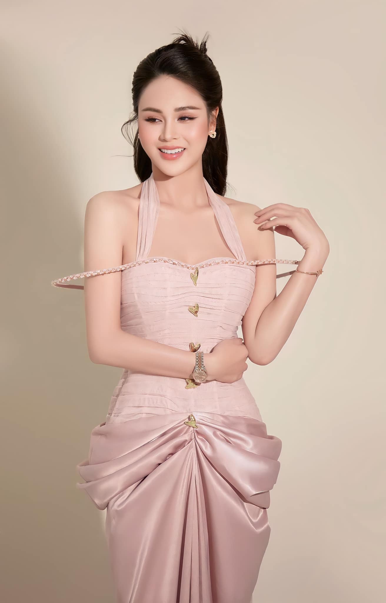 Mỹ nhân Việt đang cực viral nhờ vài giây cài cúc áo, mặc đồ kín mít vẫn vòng nào ra vòng nấy- Ảnh 8. Mỹ nhân Việt đang cực viral nhờ vài giây cài cúc áo, mặc đồ kín mít vẫn vòng nào ra vòng nấy- Ảnh 8.