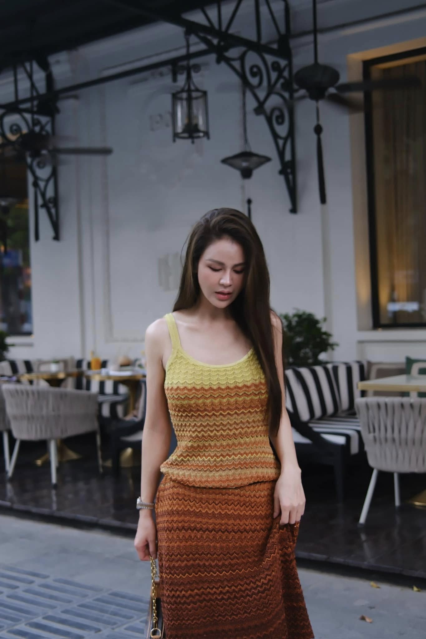 Mỹ nhân Việt đang cực viral nhờ vài giây cài cúc áo, mặc đồ kín mít vẫn vòng nào ra vòng nấy- Ảnh 6. Mỹ nhân Việt đang cực viral nhờ vài giây cài cúc áo, mặc đồ kín mít vẫn vòng nào ra vòng nấy- Ảnh 6.