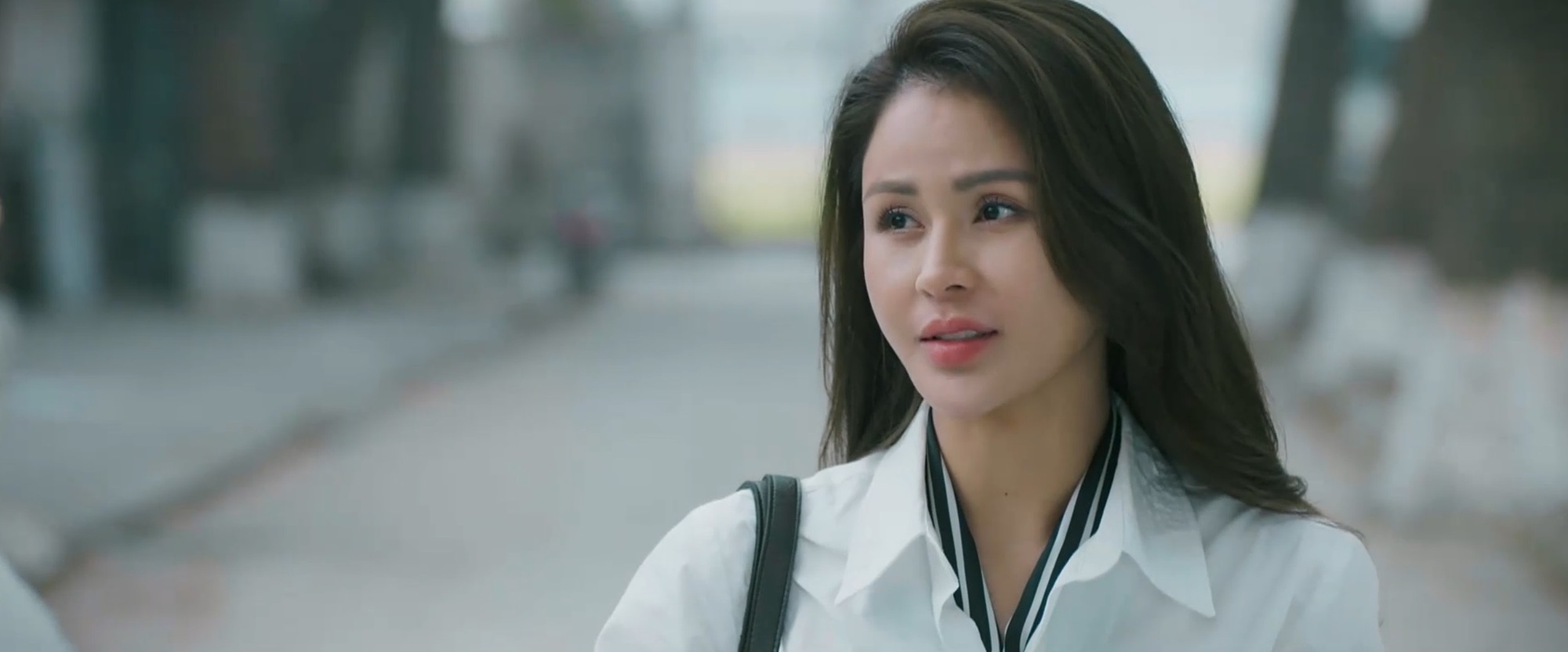 Mỹ nhân Việt đang cực viral nhờ vài giây cài cúc áo, mặc đồ kín mít vẫn vòng nào ra vòng nấy- Ảnh 1. Mỹ nhân Việt đang cực viral nhờ vài giây cài cúc áo, mặc đồ kín mít vẫn vòng nào ra vòng nấy- Ảnh 1.