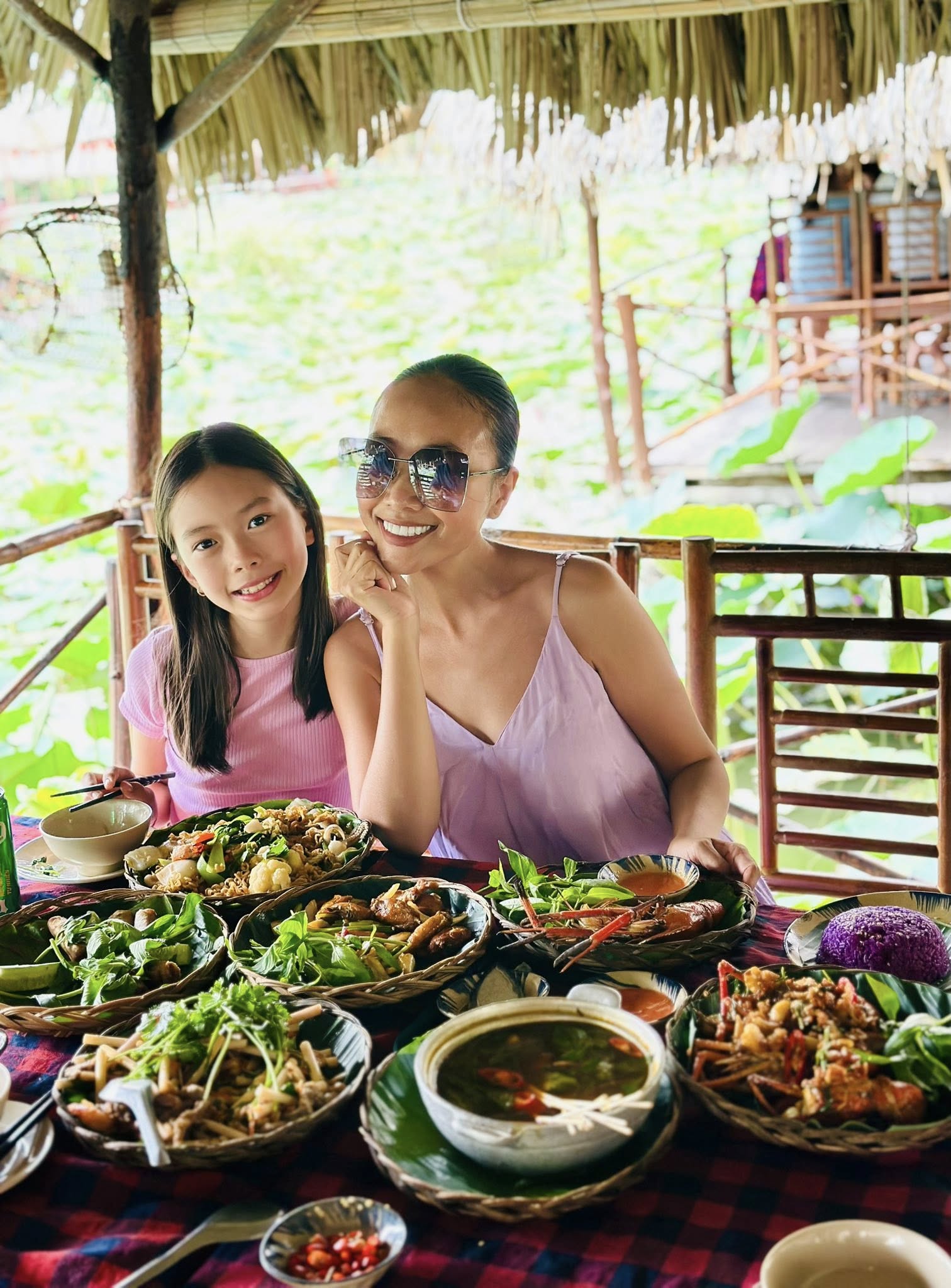 Con gái Đoan Trang chia sẻ chuyện không được ÔM một người, loạt sao Việt vào khen 