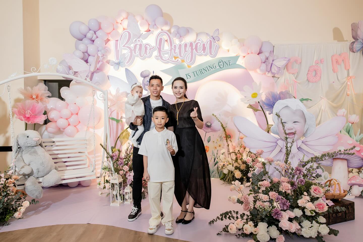 Tiểu thư Hà thành 10 năm lấy chồng cầu thủ: Về quê đảm đang bếp núc, lên phố 