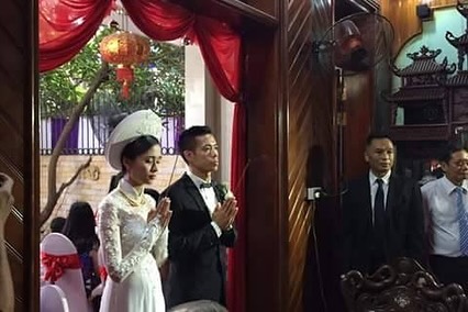 Tiểu thư Hà thành 10 năm lấy chồng cầu thủ: Về quê đảm đang bếp núc, lên phố 
