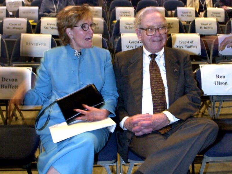 Bí quyết giữ hạnh phúc hôn nhân từ Warren Buffet: "Muốn lâu bền, hãy tìm người có kỳ vọng thấp!"- Ảnh 2.