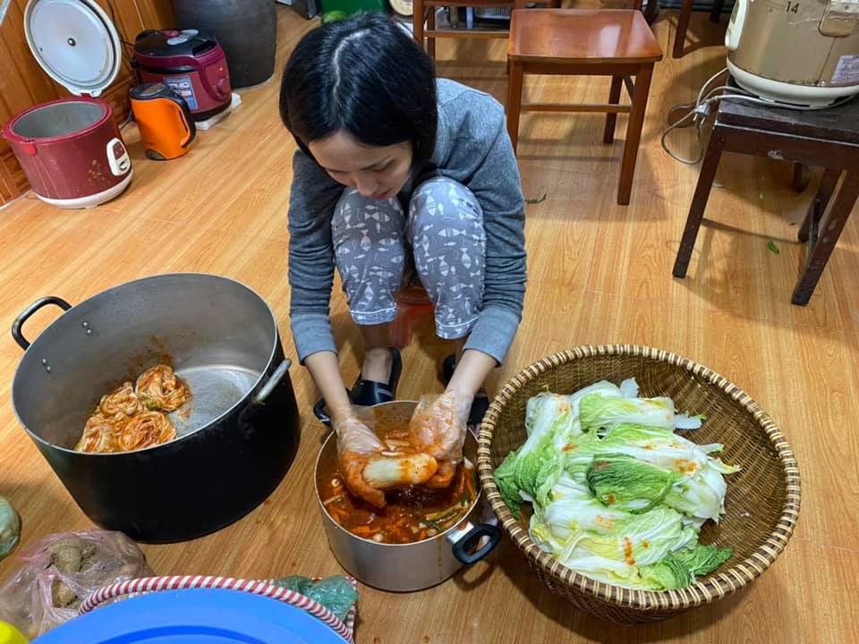 Tiểu thư Hà thành 10 năm lấy chồng cầu thủ: Về quê đảm đang bếp núc, lên phố 