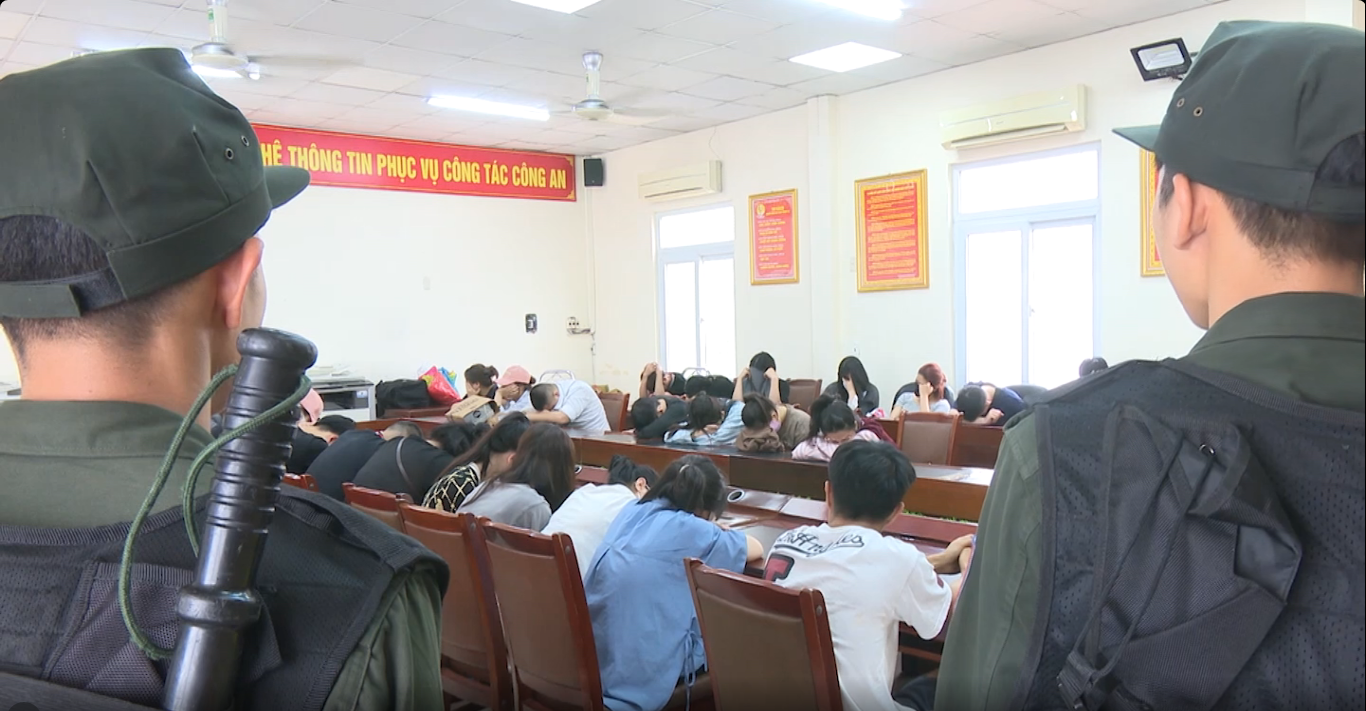 Nhóm tội phạm lừa đảo chiếm đoạt hàng trăm tỉ đồng dưới hình thức "Cắt đá tìm ngọc"- Ảnh 1.