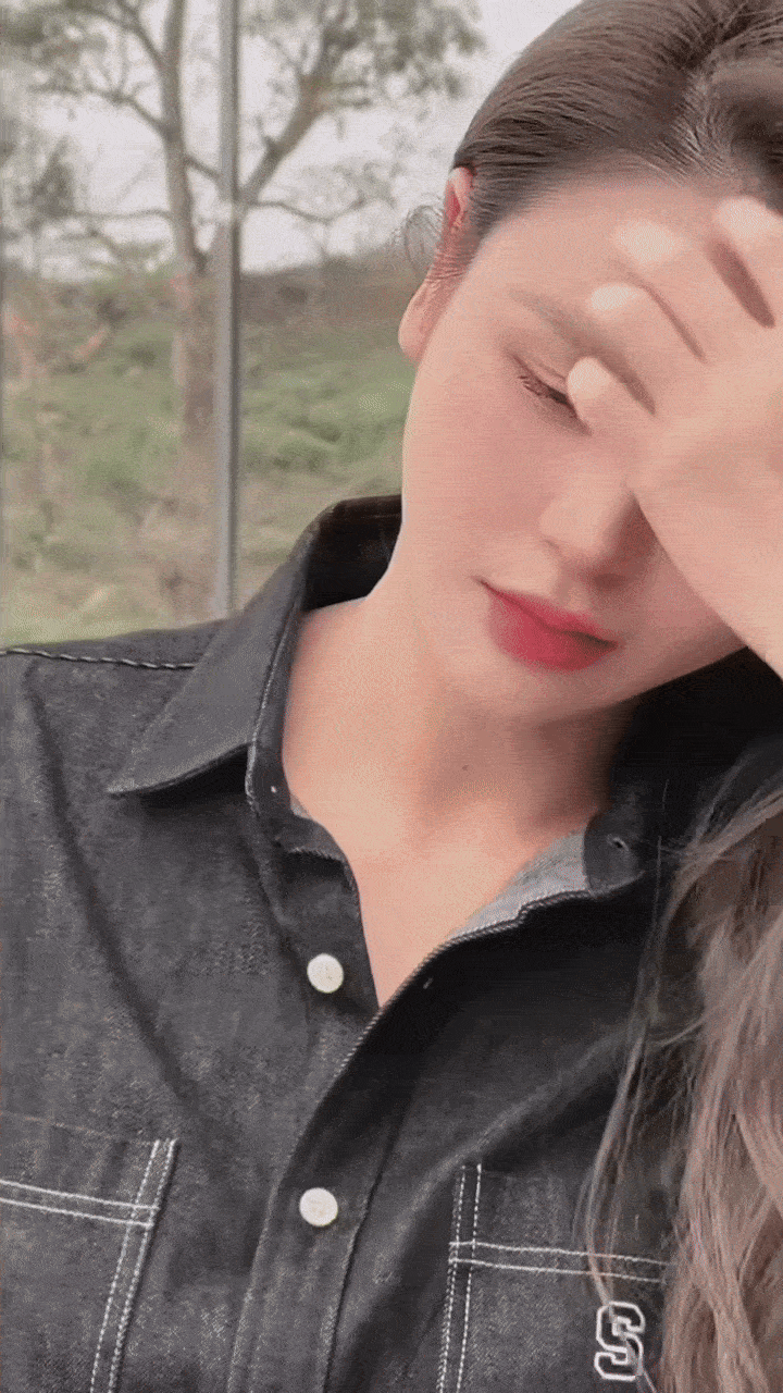 Mỹ nhân Việt đang cực viral nhờ vài giây cài cúc áo, mặc đồ kín mít vẫn vòng nào ra vòng nấy- Ảnh 5. Mỹ nhân Việt đang cực viral nhờ vài giây cài cúc áo, mặc đồ kín mít vẫn vòng nào ra vòng nấy- Ảnh 5.