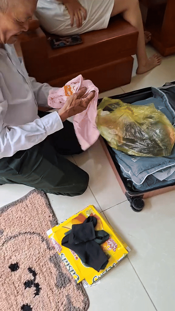 Lôi ra loạt váy vóc trong vali trong chuyến 