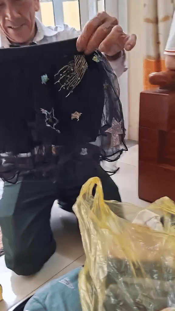 Lôi ra loạt váy vóc trong vali trong chuyến 
