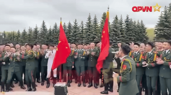 Khi các quân nhân Việt Nam “thoát vai”: Đồng ca hit quốc dân của 1 Anh Trai, san phẳng sân khấu với màn dancesport cực nghệ- Ảnh 2. Khi các quân nhân Việt Nam “thoát vai”: Đồng ca hit quốc dân của 1 Anh Trai, san phẳng sân khấu với màn dancesport cực nghệ- Ảnh 2.