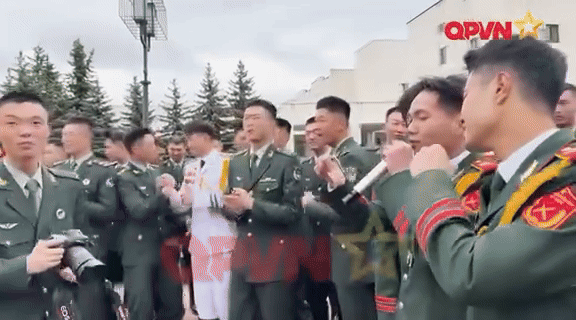 Khi các quân nhân Việt Nam “thoát vai”: Đồng ca hit quốc dân của 1 Anh Trai, san phẳng sân khấu với màn dancesport cực nghệ- Ảnh 3. Khi các quân nhân Việt Nam “thoát vai”: Đồng ca hit quốc dân của 1 Anh Trai, san phẳng sân khấu với màn dancesport cực nghệ- Ảnh 3.