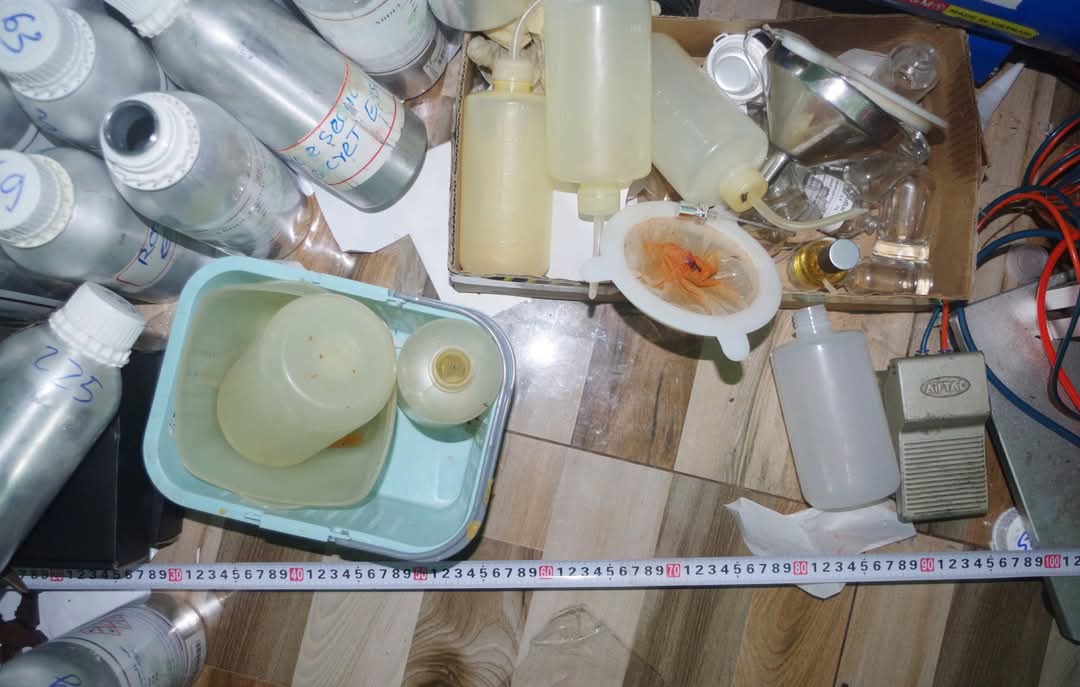 Bình Phước: Khởi tố các đối tượng sản xuất, buôn bán nước hoa giả- Ảnh 2.