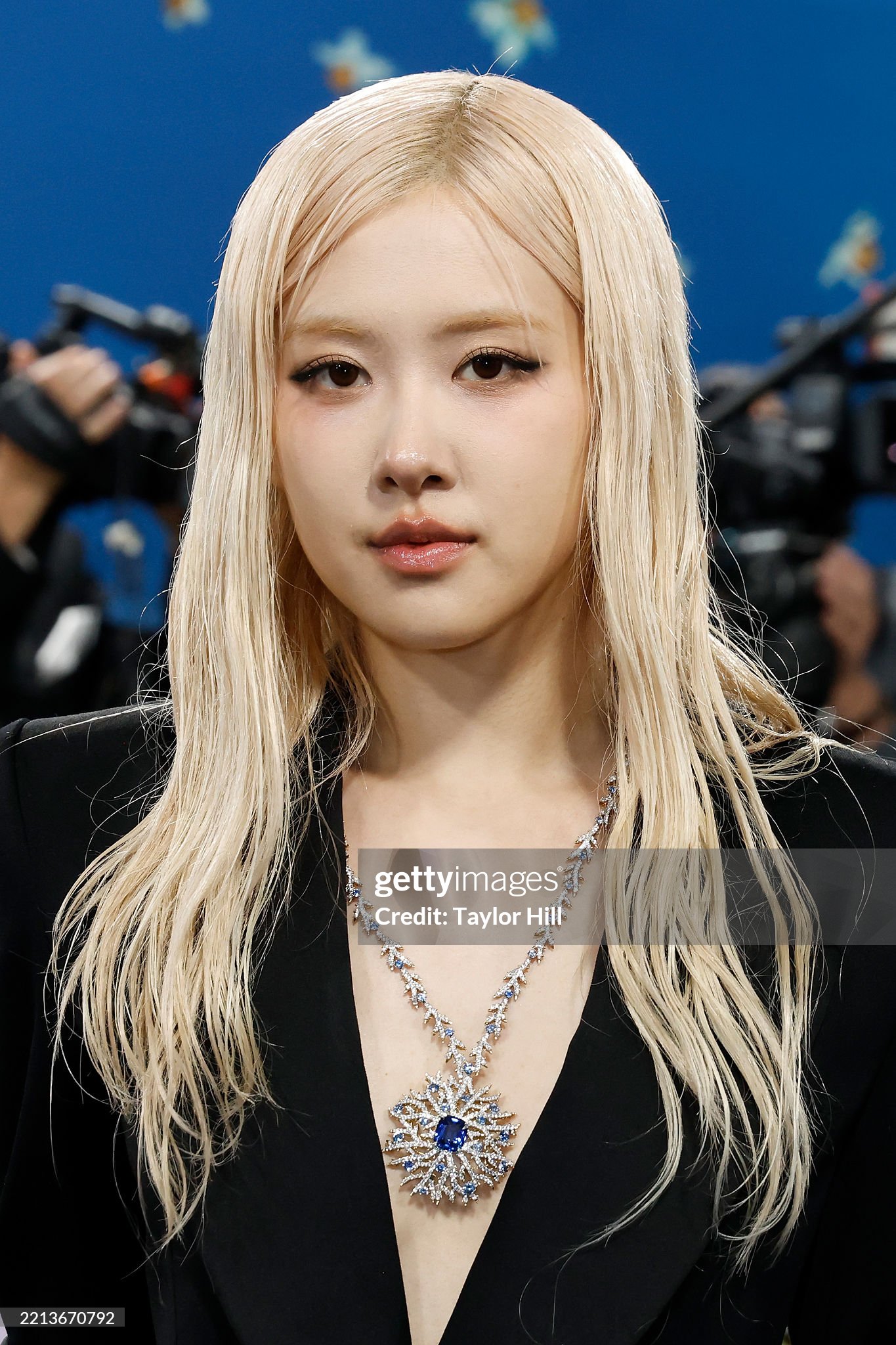 Da thật dàn sao Met Gala bị zoom không thể cận hơn: Kendall lộ khuyết điểm, BLACKPINK thua đại mỹ nhân U60- Ảnh 15.