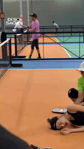 Nam diễn viên nổi tiếng bất ngờ phải ngồi xe lăn vì chơi pickleball- Ảnh 3.