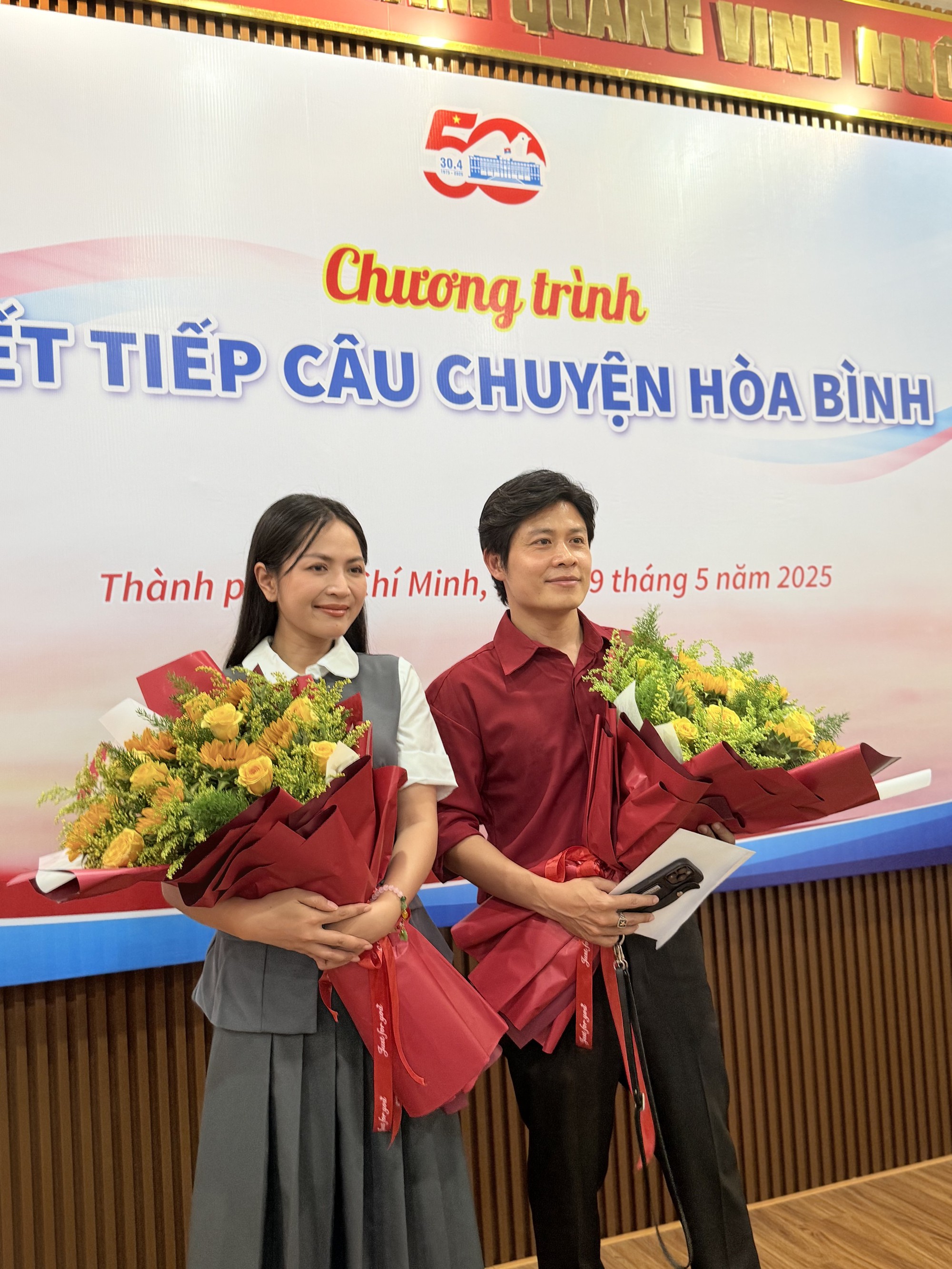 Người làm nên bản hit 3 tỷ views dịp 30/4 bật khóc nhận giấy khen đặc biệt, hứa quyên góp hết doanh thu nhạc số- Ảnh 2.
