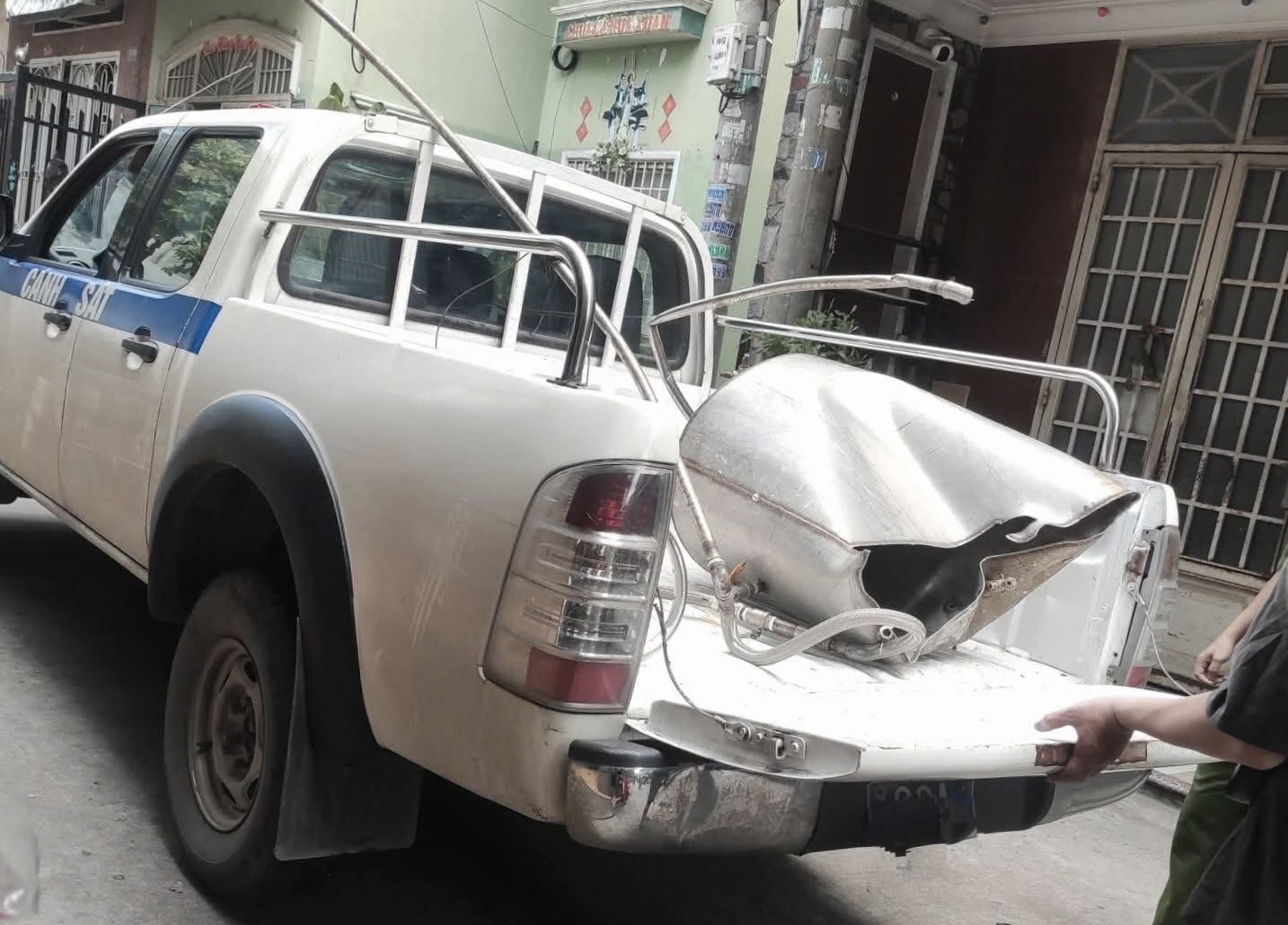 Sau tiếng nổ xé màn đêm trong con hẻm ở Biên Hoà, 2 người tử vong- Ảnh 1.