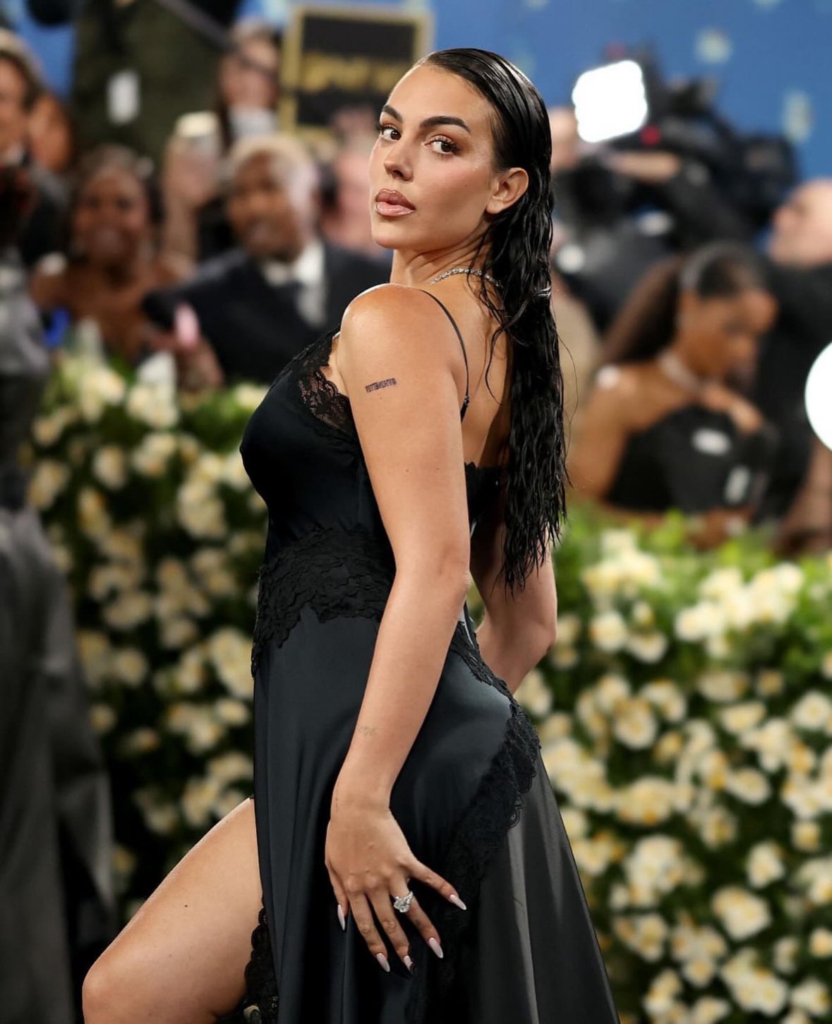 Da thật dàn sao Met Gala bị zoom không thể cận hơn: Kendall lộ khuyết điểm, BLACKPINK thua đại mỹ nhân U60- Ảnh 28.