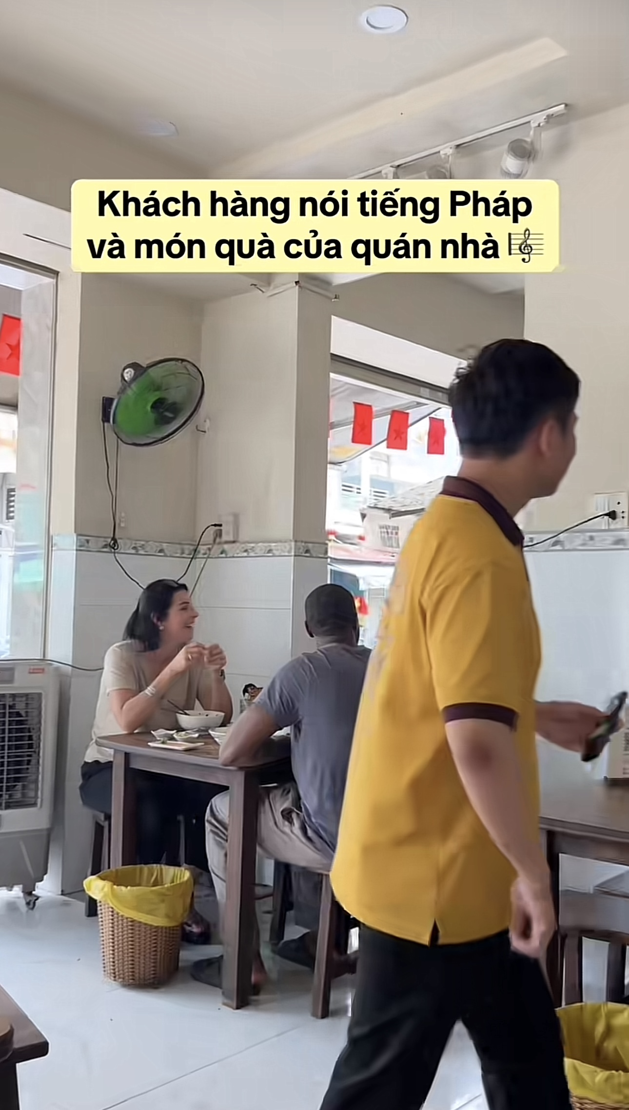 Làm một hành động với khách Tây, quán ăn ở TPHCM khiến dân tình thốt lên “không có ở bất kỳ nơi nào trên thế giới”- Ảnh 1.