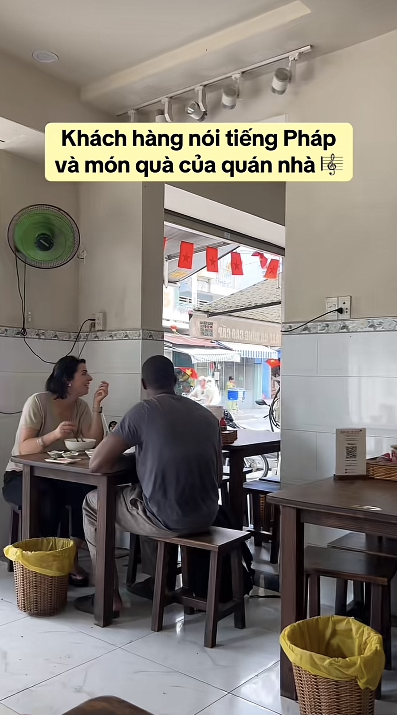Làm một hành động với khách Tây, quán ăn ở TPHCM khiến dân tình thốt lên “không có ở bất kỳ nơi nào trên thế giới”- Ảnh 3.
