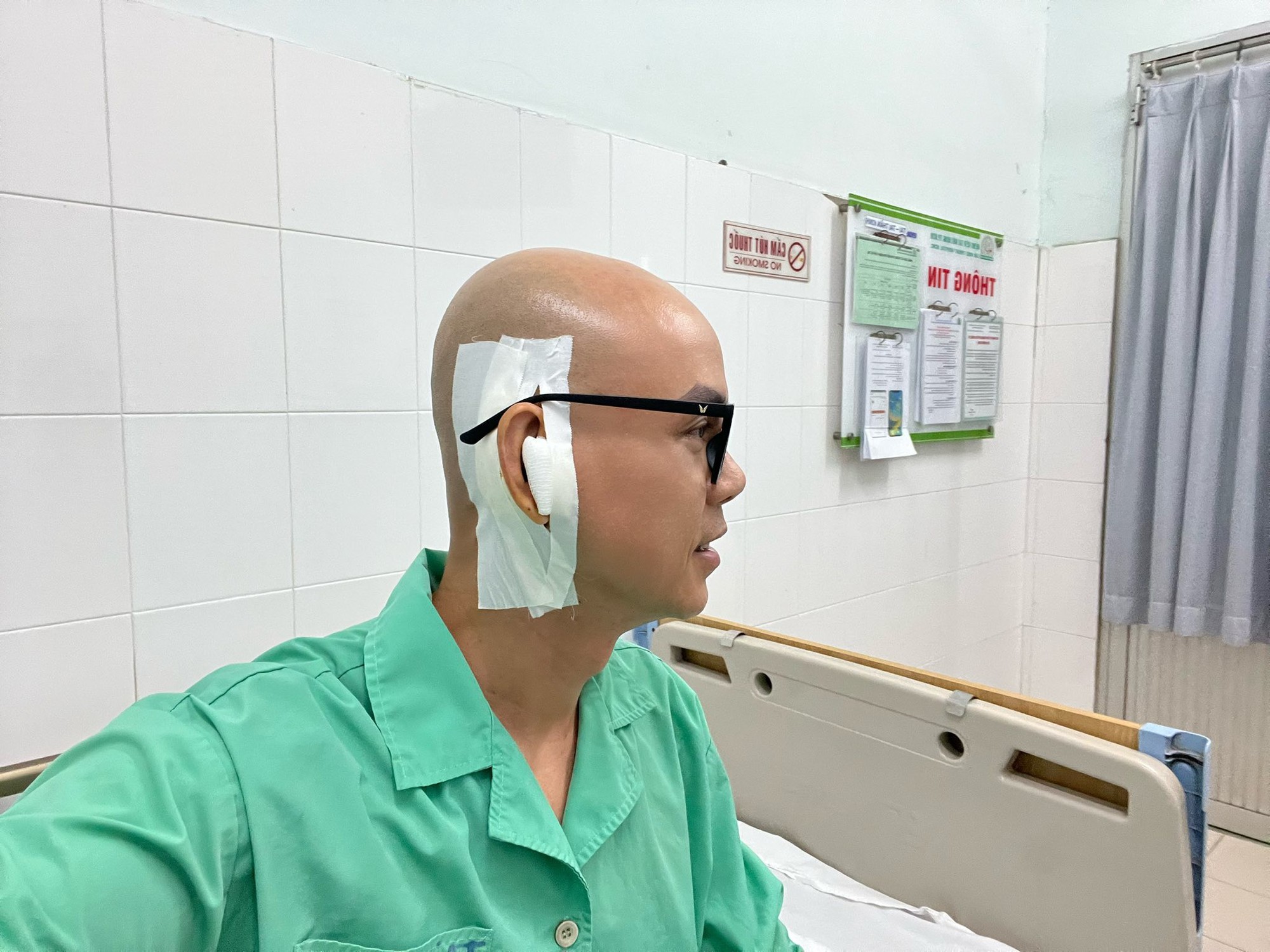 1 nam ca sĩ Vbiz bị thủng màng nhĩ, tình trạng hiện tại ra sao?- Ảnh 1. 1 nam ca sĩ Vbiz bị thủng màng nhĩ, tình trạng hiện tại ra sao?- Ảnh 1.