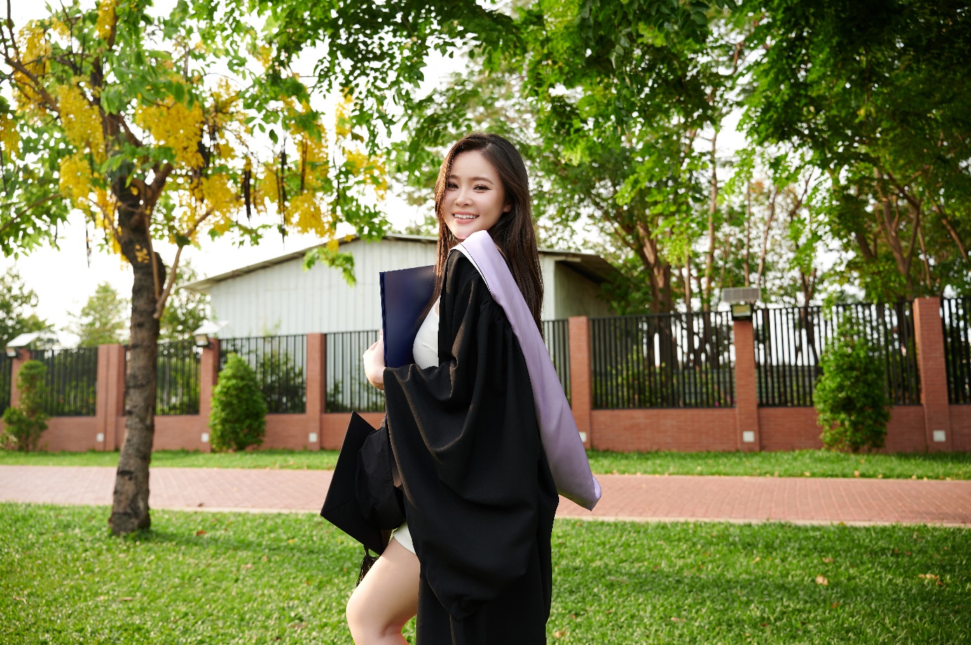 “Tiểu thư RMIT” rạng rỡ trong ngày tốt nghiệp- Ảnh 1.