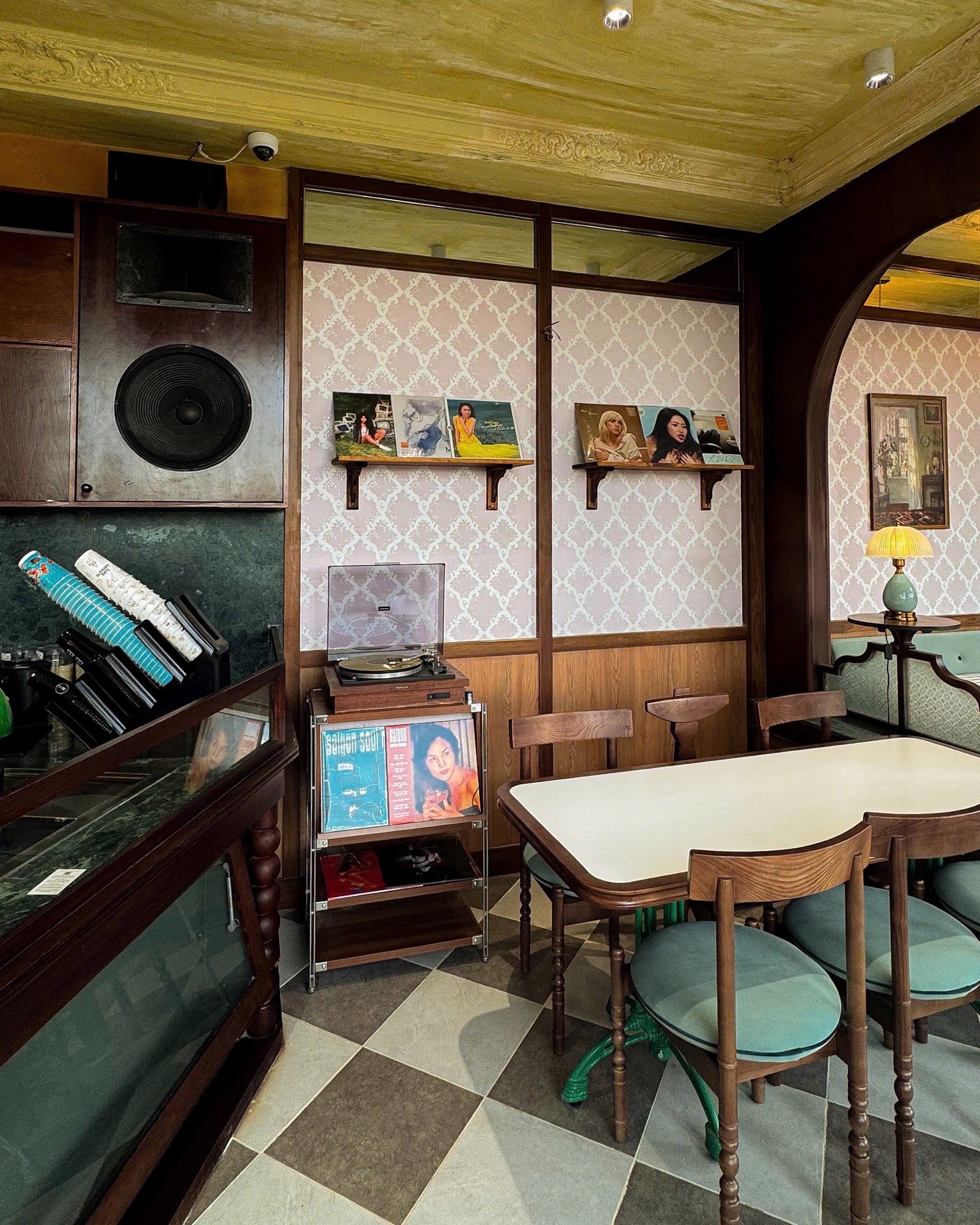 Đen Đ&aacute; Coffee T&acirc;n B&igrave;nh khai trương, g&acirc;y ấn tượng với kh&ocirc;ng gian ho&agrave;i cổ- Ảnh 4.