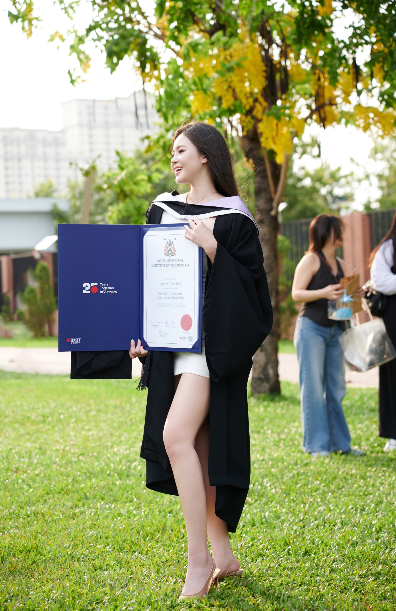 “Tiểu thư RMIT” rạng rỡ trong ngày tốt nghiệp- Ảnh 4.
