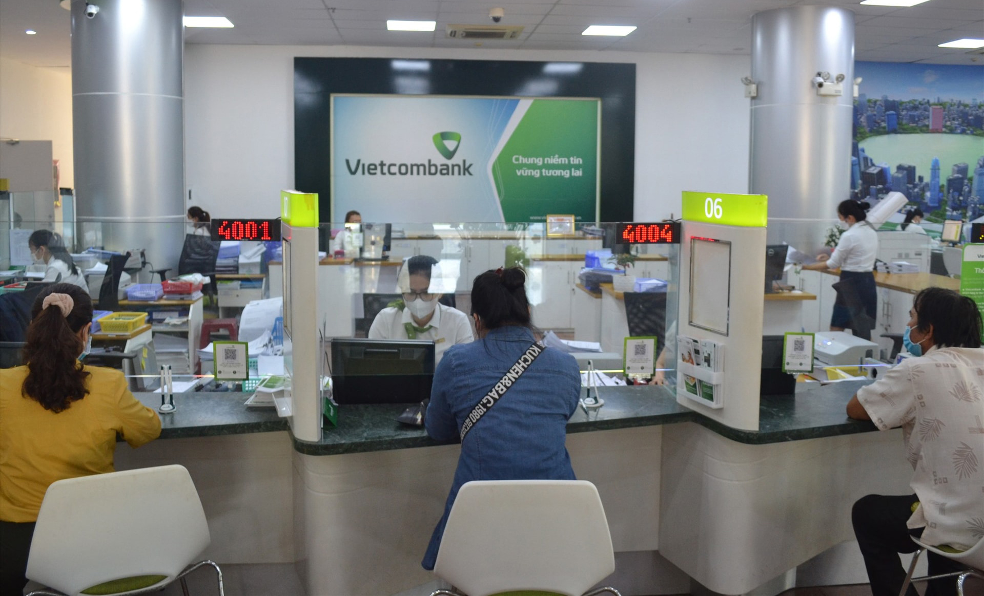 Người dùng Vietcombank, Agribank, Techcombank... cần làm ngay để không bị ngừng giao dịch rút, chuyển tiền- Ảnh 1.