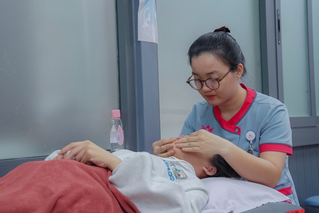 Hai bệnh nhi bị liệt mặt vì... ngủ không đúng cách- Ảnh 1.