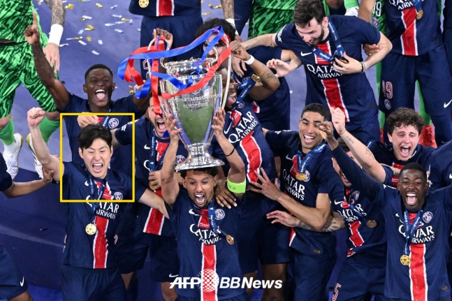 Cầu thủ triệu fan đeo huy chương vô địch Champions League cho bạn gái tiểu thư tài phiệt siêu giàu, visual couple gây sốt!- Ảnh 8.