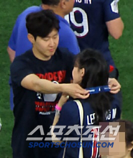 Cầu thủ triệu fan đeo huy chương vô địch Champions League cho bạn gái tiểu thư tài phiệt siêu giàu, visual couple gây sốt!- Ảnh 4.