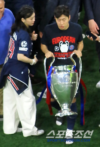 Cầu thủ triệu fan đeo huy chương vô địch Champions League cho bạn gái tiểu thư tài phiệt siêu giàu, visual couple gây sốt!- Ảnh 5.