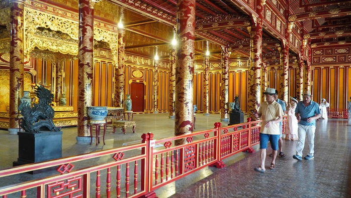 Vụ ngai vua triều Nguyễn bị xâm hại: Cho thôi việc 2 bảo vệ- Ảnh 1.