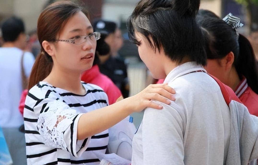 "Bêu" cả hình ảnh Hội trưởng hội PH lên mạng, bà mẹ Hà Nội bị chỉ trích: Chị có đúng cũng thành sai mất rồi!- Ảnh 1.