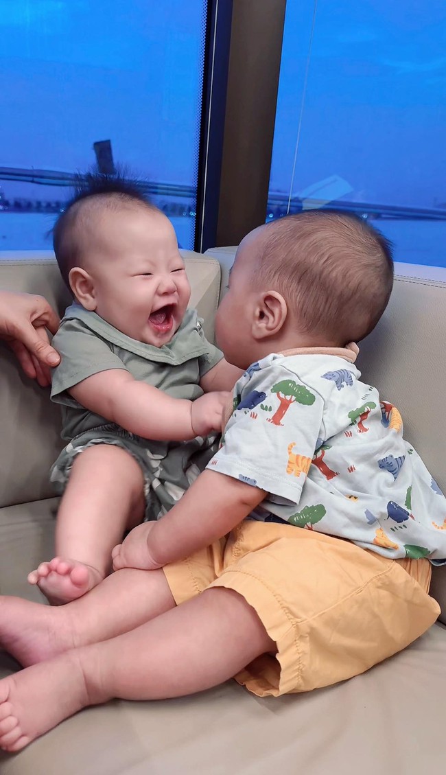 Phương Oanh đăng ảnh 2 con, người hâm mộ chú ý đôi tai bé trai: Cực thông minh, sau này giỏi giống bố!- Ảnh 1.