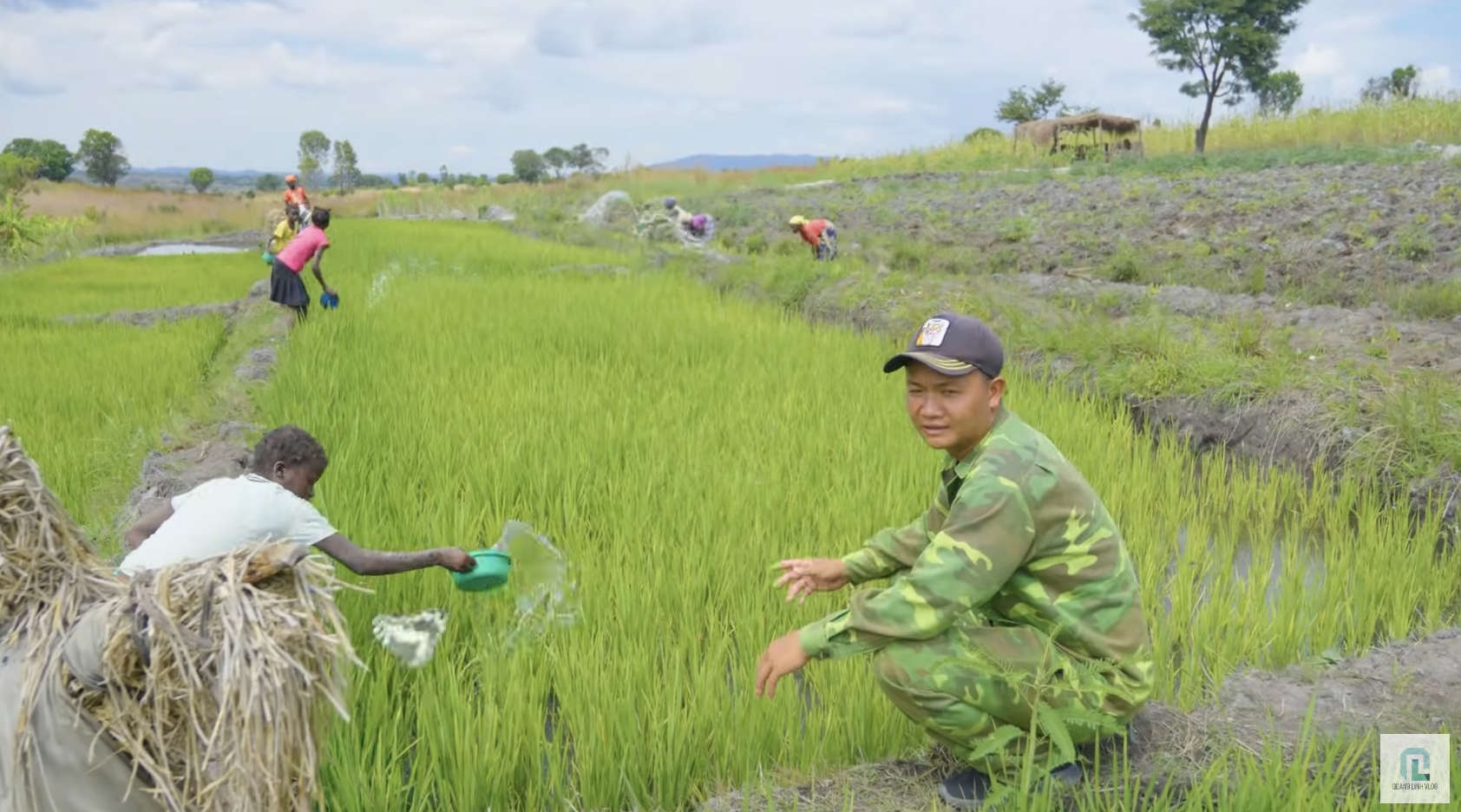 Nghi vấn trang trại của Quang Linh Vlogs ở Angola chỉ là phim trường, trồng lúa để làm content: Thực hư ra sao?- Ảnh 8.