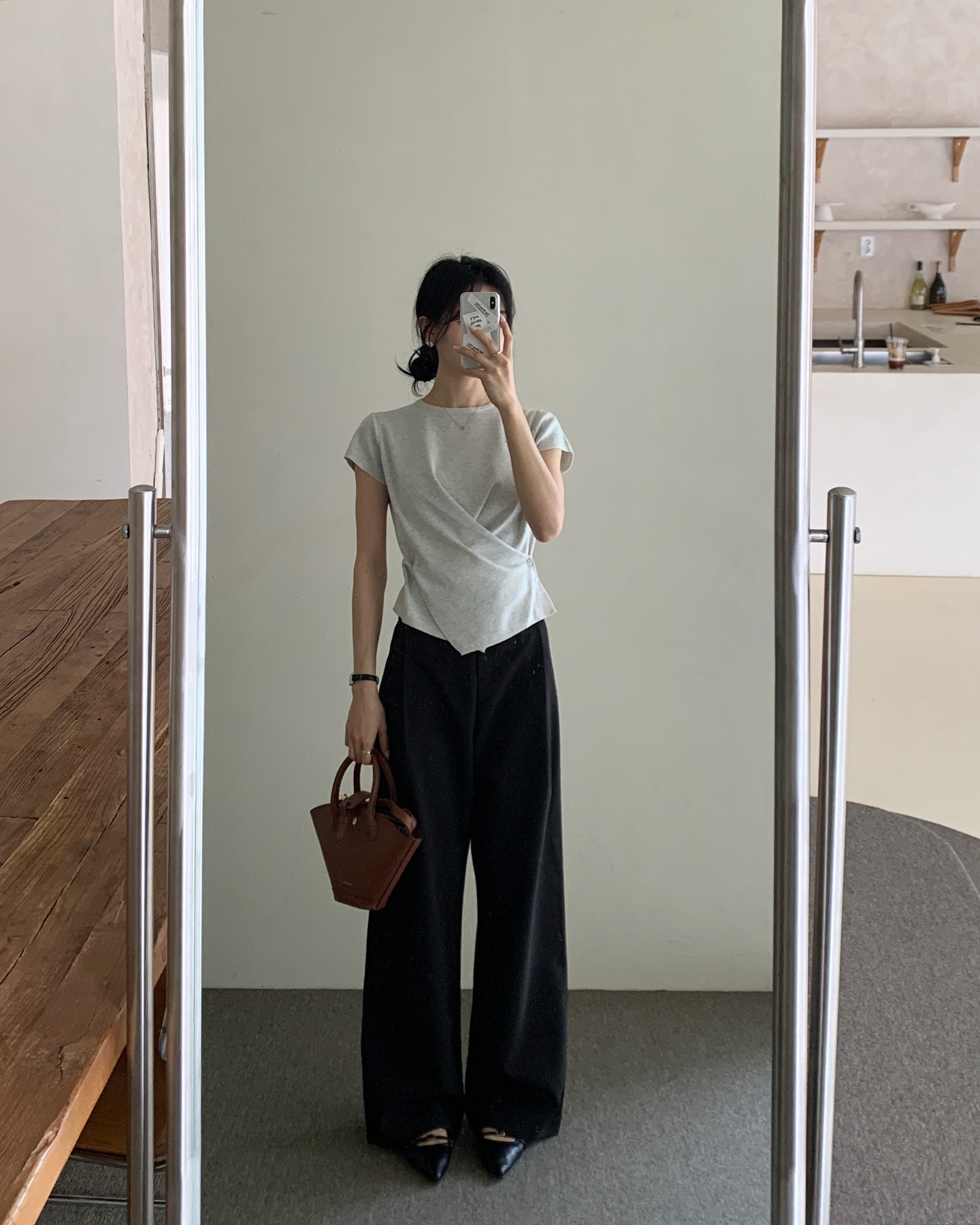 10 cách mặc quần đen sành điệu trong mọi hoàn cảnh, dành cho ai thích phong cách basic- Ảnh 7.