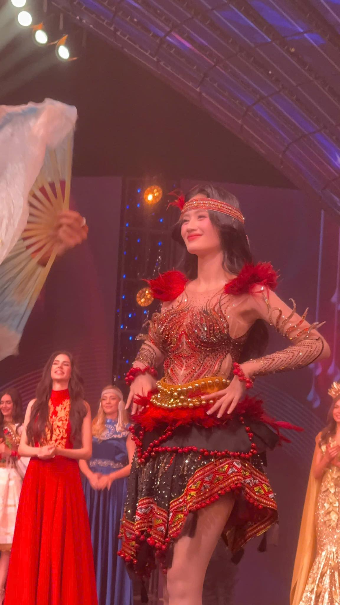 Hoa hậu Ý Nhi lắc hông cực bốc mở màn Chung kết Miss World, visual thế nào mà chiếm trọn spotlight?- Ảnh 5.