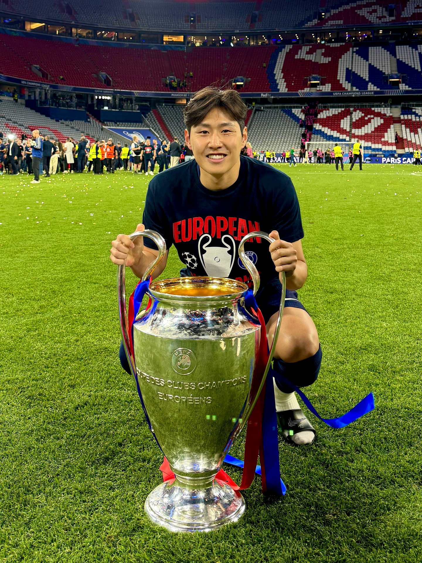 Cầu thủ triệu fan đeo huy chương vô địch Champions League cho bạn gái tiểu thư tài phiệt siêu giàu, visual couple gây sốt!- Ảnh 3.